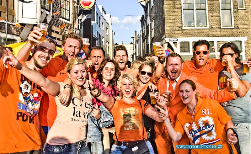 14062309.jpg - FOTOOPDRACHT:Dordrecht:23-06-2014:De wedstrijd Nederland tegen Chilli, na de 2-0 winst kan het feestje beginnen.Cafe metzDeze digitale foto blijft eigendom van FOTOPERSBURO BUSINK. Wij hanteren de voorwaarden van het N.V.F. en N.V.J. Gebruik van deze foto impliceert dat u bekend bent  en akkoord gaat met deze voorwaarden bij publicatie.EB/ETIENNE BUSINK
