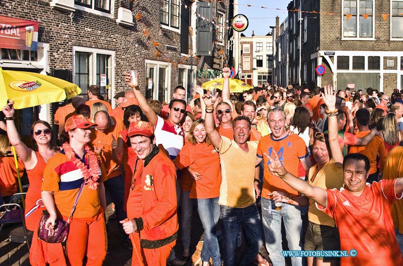 14062310.jpg - FOTOOPDRACHT:Dordrecht:23-06-2014:De wedstrijd Nederland tegen Chilli, na de 2-0 winst kan het feestje beginnen.Cafe metzDeze digitale foto blijft eigendom van FOTOPERSBURO BUSINK. Wij hanteren de voorwaarden van het N.V.F. en N.V.J. Gebruik van deze foto impliceert dat u bekend bent  en akkoord gaat met deze voorwaarden bij publicatie.EB/ETIENNE BUSINK