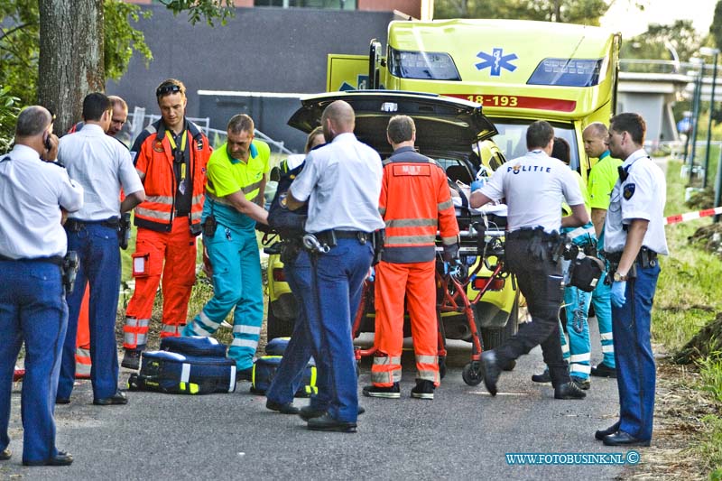 14062501.jpg - FOTOOPDRACHT:Dordrecht:25-069-2014 Vanavond werd er op de kilweg te Dordrecht een gewond persoon aangetroffen door voorbij gangers, twee ambulances en de Trauma Helikopter kwamen ter plaatse om het gewonde slachtoffer te helpen, over de toedracht is nog niets bekend, het slachtoffer werd mets peod naar een ziekenhuis vervoerd, de politie stelt een onderzoek in. Deze digitale foto blijft eigendom van FOTOPERSBURO BUSINK. Wij hanteren de voorwaarden van het N.V.F. en N.V.J. Gebruik van deze foto impliceert dat u bekend bent  en akkoord gaat met deze voorwaarden bij publicatie.EB/ETIENNE BUSINK