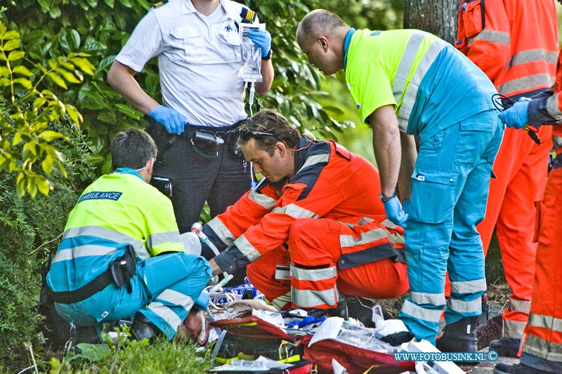 14062502.jpg - FOTOOPDRACHT:Dordrecht:25-069-2014 Vanavond werd er op de kilweg te Dordrecht een gewond persoon aangetroffen door voorbij gangers, twee ambulances en de Trauma Helikopter kwamen ter plaatse om het gewonde slachtoffer te helpen, over de toedracht is nog niets bekend, het slachtoffer werd mets peod naar een ziekenhuis vervoerd, de politie stelt een onderzoek in. Deze digitale foto blijft eigendom van FOTOPERSBURO BUSINK. Wij hanteren de voorwaarden van het N.V.F. en N.V.J. Gebruik van deze foto impliceert dat u bekend bent  en akkoord gaat met deze voorwaarden bij publicatie.EB/ETIENNE BUSINK