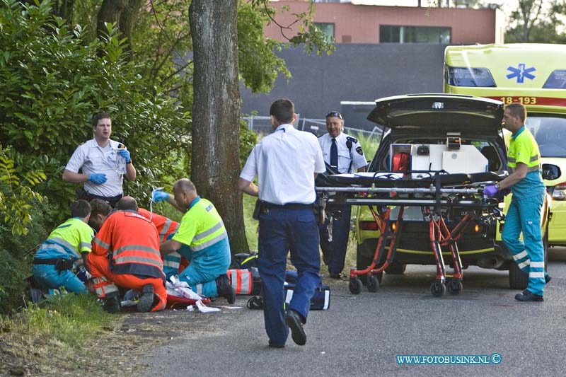 14062503.jpg - FOTOOPDRACHT:Dordrecht:25-069-2014 Vanavond werd er op de kilweg te Dordrecht een gewond persoon aangetroffen door voorbij gangers, twee ambulances en de Trauma Helikopter kwamen ter plaatse om het gewonde slachtoffer te helpen, over de toedracht is nog niets bekend, het slachtoffer werd mets peod naar een ziekenhuis vervoerd, de politie stelt een onderzoek in. Deze digitale foto blijft eigendom van FOTOPERSBURO BUSINK. Wij hanteren de voorwaarden van het N.V.F. en N.V.J. Gebruik van deze foto impliceert dat u bekend bent  en akkoord gaat met deze voorwaarden bij publicatie.EB/ETIENNE BUSINK