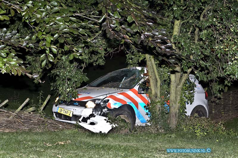 14062801.jpg - FOTOOPDRACHT:Papendrecht -Sliedrecht: 28-06-2014: Op de Baanhoek is vanavond een aanrijding letsel geweest met een politie auto die over de kop sloeg toen hij op de dijk  uit bocht vloog en door een hekwerk heen reed en uit eindelijk tegen een boom tot stilstand kwam.  Deze digitale foto blijft eigendom van FOTOPERSBURO BUSINK. Wij hanteren de voorwaarden van het N.V.F. en N.V.J. Gebruik van deze foto impliceert dat u bekend bent  en akkoord gaat met deze voorwaarden bij publicatie.EB/ETIENNE BUSINK