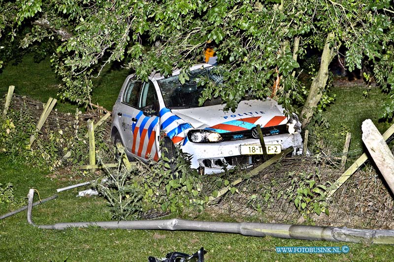 14062802.jpg - FOTOOPDRACHT:Papendrecht -Sliedrecht: 28-06-2014: Op de Baanhoek is vanavond een aanrijding letsel geweest met een politie auto die over de kop sloeg toen hij op de dijk  uit bocht vloog en door een hekwerk heen reed en uit eindelijk tegen een boom tot stilstand kwam.  Deze digitale foto blijft eigendom van FOTOPERSBURO BUSINK. Wij hanteren de voorwaarden van het N.V.F. en N.V.J. Gebruik van deze foto impliceert dat u bekend bent  en akkoord gaat met deze voorwaarden bij publicatie.EB/ETIENNE BUSINK