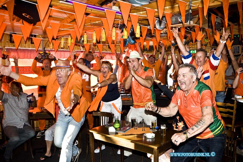 14062902.jpg - FOTOOPDRACHT:Dordrecht:23-06-2014:Nederland wint wedstrijd tegen Mexico bij berry"sDeze digitale foto blijft eigendom van FOTOPERSBURO BUSINK. Wij hanteren de voorwaarden van het N.V.F. en N.V.J. Gebruik van deze foto impliceert dat u bekend bent  en akkoord gaat met deze voorwaarden bij publicatie.EB/ETIENNE BUSINK