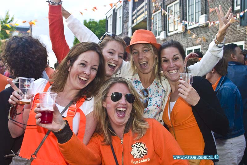 14062913.jpg - FOTOOPDRACHT:Dordrecht:29-06-2014:Voetbal vreugde in de Dordtse binnestad Deze digitale foto blijft eigendom van FOTOPERSBURO BUSINK. Wij hanteren de voorwaarden van het N.V.F. en N.V.J. Gebruik van deze foto impliceert dat u bekend bent  en akkoord gaat met deze voorwaarden bij publicatie.EB/ETIENNE BUSINK