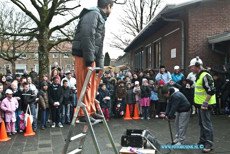 10040102.jpg - FOTOOPDRACHT:Dordrecht:01-04-2010:Foto: Leeringen op het schoolplein wachten tot een mede leering het huizen blok mag op blazen.Deze brief kregen alle leeringen gisteren mee naar huisGemeente Dordrecht Afdeling Rampenbestrijding30 maart 2010 Aan de ouders en de leerlingen van de Weizigtschool, Johan Willem Frisostraat 39,Zoals bekend worden er huizen en flats in de directe omgeving van het schoolgebouw gesloopt. De werkzaamheden vorderen gestaag.Ondanks bleek echter dat het noodzakelijk is om bij de sloop van de flats aan de Nassauweg een kleine hoeveelheid springstof te gebruiken.Deze werkzaamheden staan gepland op donderdag 01-04-2010 om 8.25 's ochtends. De ontploffing zal vanaf het plein van de Weizigtschool opgestart worden. Een klein gedeelte van het plein zal hiervoor worden afgezet.Omdat de werkzaamheden plaatsvinden op het moment dat de school begint is het noodzakelijk dat de kinderen op dat moment een flinke prop watten in hun oor gestopt hebben om gehoorbeschadigingen te voorkomen.Tevens wordt geadviseerd een pet te dragen vanwege eventuele stofwolken.We zullen proberen verder overlast zoveel mogelijk te voorkomen en hopen dat u gevolg geeft aan onze oproep.Namens burgemeester en wethouders van de gemeente Dordrecht Hoogachtend Drs. Ing. E.E.N.Wiets Hoofd afdeling rampenbestrijding.Telefoon 078-01042010Deze digitale foto blijft eigendom van FOTOPERSBURO BUSINK. Wij hanteren de voorwaarden van het N.V.F. en N.V.J. Gebruik van deze foto impliceert dat u bekend bent  en akkoord gaat met deze voorwaarden bij publicatie.EB/ETIENNE BUSINK