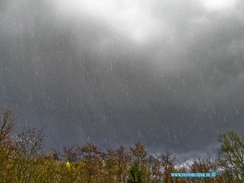 10040301.jpg - FOTOOPDRACHT::2010:Dordrecht Rijkstraatweg 42a zeer grote hagel stenen komen uit de lucht vallen.Deze digitale foto blijft eigendom van FOTOPERSBURO BUSINK. Wij hanteren de voorwaarden van het N.V.F. en N.V.J. Gebruik van deze foto impliceert dat u bekend bent  en akkoord gaat met deze voorwaarden bij publicatie.EB/ETIENNE BUSINK