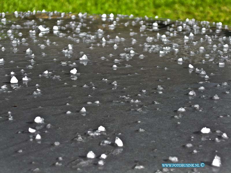 10040302.jpg - FOTOOPDRACHT::2010:Dordrecht Rijkstraatweg 42a zeer grote hagel stenen komen uit de lucht vallen.Deze digitale foto blijft eigendom van FOTOPERSBURO BUSINK. Wij hanteren de voorwaarden van het N.V.F. en N.V.J. Gebruik van deze foto impliceert dat u bekend bent  en akkoord gaat met deze voorwaarden bij publicatie.EB/ETIENNE BUSINK