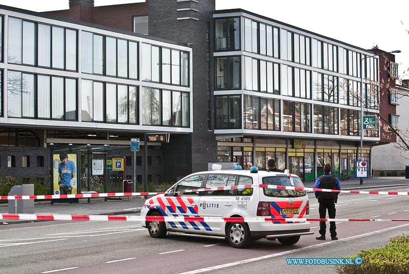 10040603.jpg - FOTOOPDRACHT:Dordrecht:06-04-2010:Foto: De poltie sloot de weide omgeving af van de supermarkt.Gewapende overval in DordrechtDORDRECHT  Een supermarkt aan de Krispijnseweg is dinsdagochtend 6 april rond 06.30 uur overvallen door twee gewapende mannen. Tijdens het bevoorraden van de winkel konden de overvallers binnenkomen en bedreigden de aanwezige personeelsleden. De daders droegen vermomming en zwarte kleding. De slachtoffers zijn in de winkel opgesloten, maar konden al snel de politie waarschuwen. Aangezien niet direct bekend was of de verdachten nog in de winkel aanwezig waren besloot de politie om de directe omgeving af te sluiten in afwachting van de komst van het arrestatieteam. Nadat deze de winkel was binnengestapt bleek dat de verdachten niet meer in het pand aanwezig waren. De slachtoffers zijn niet gewond geraakt en zijn door de politie opgevangen. Voor zover nu bekend is er niets buitgemaakt. De politie is een buurtonderzoek gestart om mensen te horen die mogelijk getuige zijn geweest van deze overval. Heeft u iets gezien of belangrijke informatie dan kunt u contact opnemen met de politie via 0900-8844 of via het Meldpunt Meld Misdaad Anoniem.Deze digitale foto blijft eigendom van FOTOPERSBURO BUSINK. Wij hanteren de voorwaarden van het N.V.F. en N.V.J. Gebruik van deze foto impliceert dat u bekend bent  en akkoord gaat met deze voorwaarden bij publicatie.EB/ETIENNE BUSINK