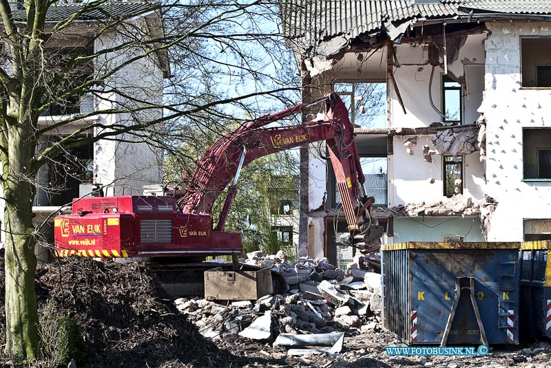 10040604.jpg - FOTOOPDRACHT:Dordrecht:06-04-2010:Sloop flats aan de Nassauweg DordrechtDeze digitale foto blijft eigendom van FOTOPERSBURO BUSINK. Wij hanteren de voorwaarden van het N.V.F. en N.V.J. Gebruik van deze foto impliceert dat u bekend bent  en akkoord gaat met deze voorwaarden bij publicatie.EB/ETIENNE BUSINK