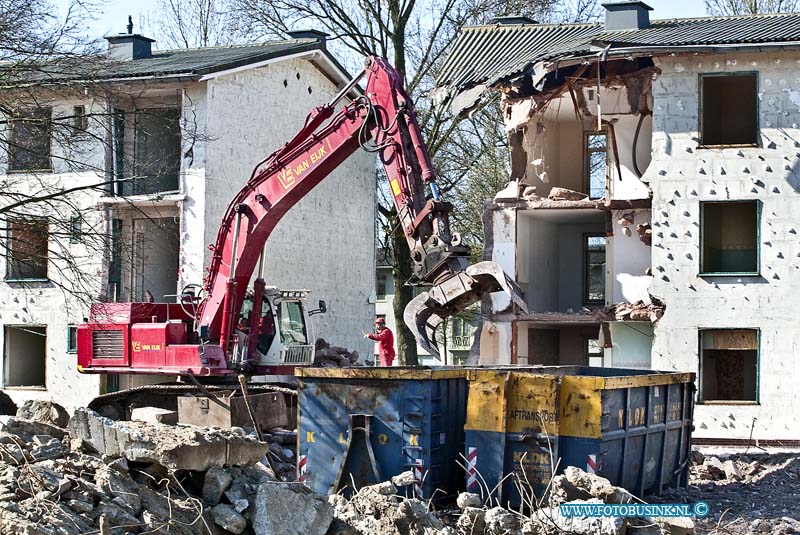 10040606.jpg - FOTOOPDRACHT:Dordrecht:06-04-2010:Sloop flats aan de Nassauweg DordrechtDeze digitale foto blijft eigendom van FOTOPERSBURO BUSINK. Wij hanteren de voorwaarden van het N.V.F. en N.V.J. Gebruik van deze foto impliceert dat u bekend bent  en akkoord gaat met deze voorwaarden bij publicatie.EB/ETIENNE BUSINK