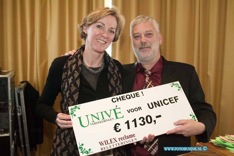 10041003.jpg - FOTOOPDRACHT:Dordrecht:10-04-2010:Foto: Ingrid Visscher directie van UNICEF Nederland en Wim Scharloo UniveUnicef bridgedrive Voor de 20ste keer spelen we in Dordrecht het Unicef bridgedrive. De opbrengst van het toernooi gaat naar Unicef. De prijzentafel wordt verzorgd door winkels, bedrijven en particulieren in de regio, die Unicef en de bridgesport een warm hart toedragen. Hoofdsponsor is Univé verzekeringen. De bridgedrive is op zaterdag 10 april van 10.00 tot 17.30 uur in het Postillion hotel (Rijksstraatweg 30, Dordrecht) Deze digitale foto blijft eigendom van FOTOPERSBURO BUSINK. Wij hanteren de voorwaarden van het N.V.F. en N.V.J. Gebruik van deze foto impliceert dat u bekend bent  en akkoord gaat met deze voorwaarden bij publicatie.EB/ETIENNE BUSINK