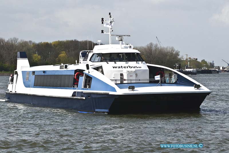 10041603.jpg - FOTOOPDRACHT: Dordrecht:16-04-2010: De Aquabus is een van de eerste zichtbare stappen in de nieuwe toekomst van de Waterbus De vernieuwde Waterbus tussen Dordrecht en Rotterdam (Witte de With) in de frisse kleuren blauw/wit werd vandaag opnieuw in de vaart genomen, ook zijn de aggregaten vervangen voor dynamos zodat hij een stuk zuiniger met brandstof kan zijn. Bovendien wordt het eerste exemplaar van de nieuwe zomerdienstregeling aan een van de 2 miljoen reizigers van het grootste OV over Watersysteem van Nederland uitgereikt. De openingshandeling zal, in het bijzijn van de belangrijkste stakeholders, worden verricht door de heer Govert Veldhuijzen, Gedeputeerde van de provincie Zuid Holland. Deze digitale foto blijft eigendom van FOTOPERSBURO BUSINK. Wij hanteren de voorwaarden van het N.V.F. en N.V.J. Gebruik van deze foto impliceert dat u bekend bent  en akkoord gaat met deze voorwaarden bij publicatie. EB/ETIENNE BUSINK