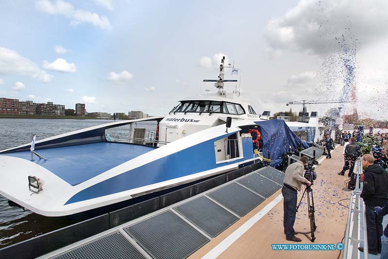 10041604.jpg - FOTOOPDRACHT: Dordrecht:16-04-2010: De Aquabus is een van de eerste zichtbare stappen in de nieuwe toekomst van de Waterbus De vernieuwde Waterbus tussen Dordrecht en Rotterdam (Witte de With) in de frisse kleuren blauw/wit werd vandaag opnieuw in de vaart genomen, ook zijn de aggregaten vervangen voor dynamos zodat hij een stuk zuiniger met brandstof kan zijn. Bovendien wordt het eerste exemplaar van de nieuwe zomerdienstregeling aan een van de 2 miljoen reizigers van het grootste OV over Watersysteem van Nederland uitgereikt. De openingshandeling zal, in het bijzijn van de belangrijkste stakeholders, worden verricht door de heer Govert Veldhuijzen, Gedeputeerde van de provincie Zuid Holland. Deze digitale foto blijft eigendom van FOTOPERSBURO BUSINK. Wij hanteren de voorwaarden van het N.V.F. en N.V.J. Gebruik van deze foto impliceert dat u bekend bent  en akkoord gaat met deze voorwaarden bij publicatie. EB/ETIENNE BUSINK