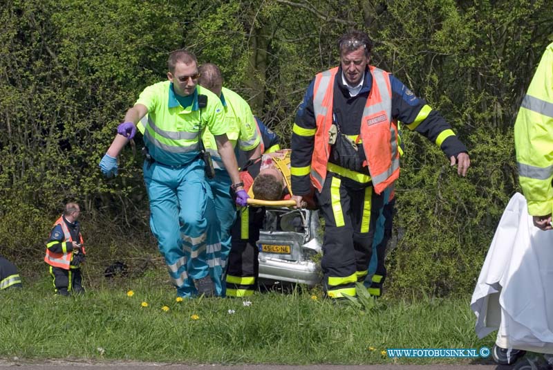 10041901.jpg - FOTOOPDRACHT:Zwijndrecht:19-04-2010:MANNEN GEWOND NA AANRIJDINGZWIJNDRECHT - Een 57-jarige automobilist uit Dordrecht is op 18 april gewond geraakt toen hij op de Lindtsedijk door een vrachtwagen werd aangereden. Door de klap schoot de auto van het slachtoffer de dijk af en kwam tegen een boom tot stilstand. De brandweer moest hem uit zijn auto bevrijden. De agent die toevallig daar in zijn vrije tijd aanwezig was, heeft de bestuurder eerste hulp verleend. De bestuurder was aanspreekbaar en is door een ambulance naar het ziekenhuis gebracht. Hij had verwondingen aan zijn hoofd en nek. Mogelijk valt de ernst van zijn verwondingen mee. De 22-jarige vrachtwagenchauffeur uit Puttershoek zag de voorgesorteerde en stilstaande auto vóór hem kennelijk te laat. Hij is voor controle ook naar het ziekenhuis gebracht. Beide bestuurders konden gehoord worden. De verkeersongevalspecialisten van de Politie Zuid-Holland-Zuid doen onderzoek.Foto de bestuurder word de dijk opgedragen om naar het ziekenhuis vervoerd te worden. Deze digitale foto blijft eigendom van FOTOPERSBURO BUSINK. Wij hanteren de voorwaarden van het N.V.F. en N.V.J. Gebruik van deze foto impliceert dat u bekend bent  en akkoord gaat met deze voorwaarden bij publicatie.EB/ETIENNE BUSINK.