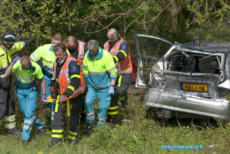 10041902.jpg - FOTOOPDRACHT:Zwijndrecht:19-04-2010:MANNEN GEWOND NA AANRIJDINGZWIJNDRECHT - Een 57-jarige automobilist uit Dordrecht is op 18 april gewond geraakt toen hij op de Lindtsedijk door een vrachtwagen werd aangereden. Door de klap schoot de auto van het slachtoffer de dijk af en kwam tegen een boom tot stilstand. De brandweer moest hem uit zijn auto bevrijden. De agent die toevallig daar in zijn vrije tijd aanwezig was, heeft de bestuurder eerste hulp verleend. De bestuurder was aanspreekbaar en is door een ambulance naar het ziekenhuis gebracht. Hij had verwondingen aan zijn hoofd en nek. Mogelijk valt de ernst van zijn verwondingen mee. De 22-jarige vrachtwagenchauffeur uit Puttershoek zag de voorgesorteerde en stilstaande auto vóór hem kennelijk te laat. Hij is voor controle ook naar het ziekenhuis gebracht. Beide bestuurders konden gehoord worden. De verkeersongevalspecialisten van de Politie Zuid-Holland-Zuid doen onderzoek.Foto de bestuurder word de dijk opgedragen om naar het ziekenhuis vervoerd te worden. Deze digitale foto blijft eigendom van FOTOPERSBURO BUSINK. Wij hanteren de voorwaarden van het N.V.F. en N.V.J. Gebruik van deze foto impliceert dat u bekend bent  en akkoord gaat met deze voorwaarden bij publicatie.EB/ETIENNE BUSINK.