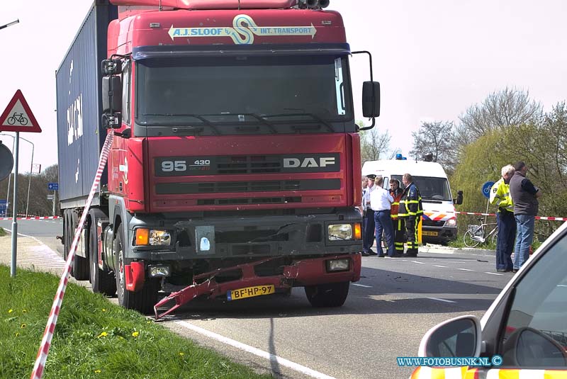 10041903.jpg - FOTOOPDRACHT:Zwijndrecht:19-04-2010:MANNEN GEWOND NA AANRIJDINGZWIJNDRECHT - Een 57-jarige automobilist uit Dordrecht is op 18 april gewond geraakt toen hij op de Lindtsedijk door een vrachtwagen werd aangereden. Door de klap schoot de auto van het slachtoffer de dijk af en kwam tegen een boom tot stilstand. De brandweer moest hem uit zijn auto bevrijden. De agent die toevallig daar in zijn vrije tijd aanwezig was, heeft de bestuurder eerste hulp verleend. De bestuurder was aanspreekbaar en is door een ambulance naar het ziekenhuis gebracht. Hij had verwondingen aan zijn hoofd en nek. Mogelijk valt de ernst van zijn verwondingen mee. De 22-jarige vrachtwagenchauffeur uit Puttershoek zag de voorgesorteerde en stilstaande auto vóór hem kennelijk te laat. Hij is voor controle ook naar het ziekenhuis gebracht. Beide bestuurders konden gehoord worden. De verkeersongevalspecialisten van de Politie Zuid-Holland-Zuid doen onderzoek.Foto: De zwaar beschadigde vrachtwagen.Deze digitale foto blijft eigendom van FOTOPERSBURO BUSINK. Wij hanteren de voorwaarden van het N.V.F. en N.V.J. Gebruik van deze foto impliceert dat u bekend bent  en akkoord gaat met deze voorwaarden bij publicatie. EB/ETIENNE BUSINK.