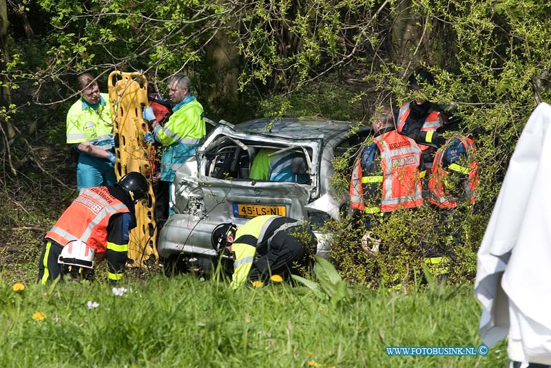 10041904.jpg - FOTOOPDRACHT:Zwijndrecht:19-04-2010:MANNEN GEWOND NA AANRIJDINGZWIJNDRECHT - Een 57-jarige automobilist uit Dordrecht is op 18 april gewond geraakt toen hij op de Lindtsedijk door een vrachtwagen werd aangereden. Door de klap schoot de auto van het slachtoffer de dijk af en kwam tegen een boom tot stilstand. De brandweer moest hem uit zijn auto bevrijden. De agent die toevallig daar in zijn vrije tijd aanwezig was, heeft de bestuurder eerste hulp verleend. De bestuurder was aanspreekbaar en is door een ambulance naar het ziekenhuis gebracht. Hij had verwondingen aan zijn hoofd en nek. Mogelijk valt de ernst van zijn verwondingen mee. De 22-jarige vrachtwagenchauffeur uit Puttershoek zag de voorgesorteerde en stilstaande auto vóór hem kennelijk te laat. Hij is voor controle ook naar het ziekenhuis gebracht. Beide bestuurders konden gehoord worden. De verkeersongevalspecialisten van de Politie Zuid-Holland-Zuid doen onderzoek.Foto de bestuurder word de dijk opgedragen om naar het ziekenhuis vervoerd te worden. Deze digitale foto blijft eigendom van FOTOPERSBURO BUSINK. Wij hanteren de voorwaarden van het N.V.F. en N.V.J. Gebruik van deze foto impliceert dat u bekend bent  en akkoord gaat met deze voorwaarden bij publicatie.EB/ETIENNE BUSINK.
