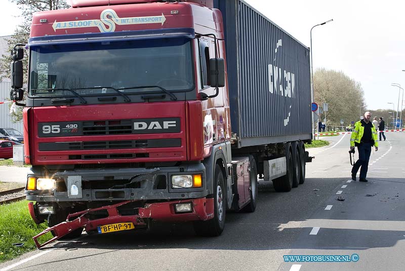 10041905.jpg - FOTOOPDRACHT:Zwijndrecht:19-04-2010:MANNEN GEWOND NA AANRIJDINGZWIJNDRECHT - Een 57-jarige automobilist uit Dordrecht is op 18 april gewond geraakt toen hij op de Lindtsedijk door een vrachtwagen werd aangereden. Door de klap schoot de auto van het slachtoffer de dijk af en kwam tegen een boom tot stilstand. De brandweer moest hem uit zijn auto bevrijden. De agent die toevallig daar in zijn vrije tijd aanwezig was, heeft de bestuurder eerste hulp verleend. De bestuurder was aanspreekbaar en is door een ambulance naar het ziekenhuis gebracht. Hij had verwondingen aan zijn hoofd en nek. Mogelijk valt de ernst van zijn verwondingen mee. De 22-jarige vrachtwagenchauffeur uit Puttershoek zag de voorgesorteerde en stilstaande auto vóór hem kennelijk te laat. Hij is voor controle ook naar het ziekenhuis gebracht. Beide bestuurders konden gehoord worden. De verkeersongevalspecialisten van de Politie Zuid-Holland-Zuid doen onderzoek.Foto: De zwaar beschadigde vrachtwagen.Deze digitale foto blijft eigendom van FOTOPERSBURO BUSINK. Wij hanteren de voorwaarden van het N.V.F. en N.V.J. Gebruik van deze foto impliceert dat u bekend bent  en akkoord gaat met deze voorwaarden bij publicatie. EB/ETIENNE BUSINK.