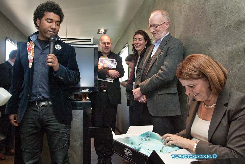 10042301.jpg - FOTOOPDRACHT:Dordrecht:23-04-2010:Foto: Staatssecretaris Marja van Bijsterveldt  bezoekt een Marchalclass, gegeven door Omar Muni (bekende tassenontwerper en ex MBO-er). Ze bekijk hier zijn eerste ooit ontworpen tasStaatssecretaris Van Bijsterveldt bezoekt de Week van het Ambacht in Dordrecht. De Staatsecretaris mw Bijsterveld bezoekt enkelen Workshops Ondernemerschap in het Ambacht in het Stedelijk Dalton Lyceum Dordrecht. Deze digitale foto blijft eigendom van FOTOPERSBURO BUSINK. Wij hanteren de voorwaarden van het N.V.F. en N.V.J. Gebruik van deze foto impliceert dat u bekend bent  en akkoord gaat met deze voorwaarden bij publicatie.EB/ETIENNE BUSINK