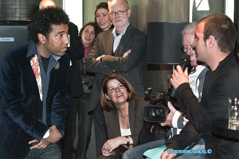 10042305.jpg - FOTOOPDRACHT:Dordrecht:23-04-2010:Foto: Staatssecretaris Marja van Bijsterveldt  bezoekt een Marchalclass, gegeven door Omar Muni (bekende tassenontwerper en ex MBO-er).Staatssecretaris Van Bijsterveldt bezoekt de Week van het Ambacht in Dordrecht. De Staatsecretaris mw Bijsterveld bezoekt enkelen Workshops Ondernemerschap in het Ambacht in het Stedelijk Dalton Lyceum Dordrecht. Deze digitale foto blijft eigendom van FOTOPERSBURO BUSINK. Wij hanteren de voorwaarden van het N.V.F. en N.V.J. Gebruik van deze foto impliceert dat u bekend bent  en akkoord gaat met deze voorwaarden bij publicatie.EB/ETIENNE BUSINK