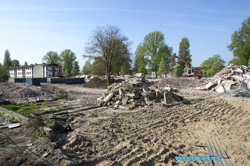 10042701.jpg - FOTOOPDRACHT:Dordrecht:27-04-2010:Het laatste stukje van de te slopen flats aan de Nassauweg te Dordrecht. De woningen zijn al geheel afgebroken aan de Charlotte de Bourbonstraat.Deze digitale foto blijft eigendom van FOTOPERSBURO BUSINK. Wij hanteren de voorwaarden van het N.V.F. en N.V.J. Gebruik van deze foto impliceert dat u bekend bent  en akkoord gaat met deze voorwaarden bij publicatie.EB/ETIENNE BUSINK