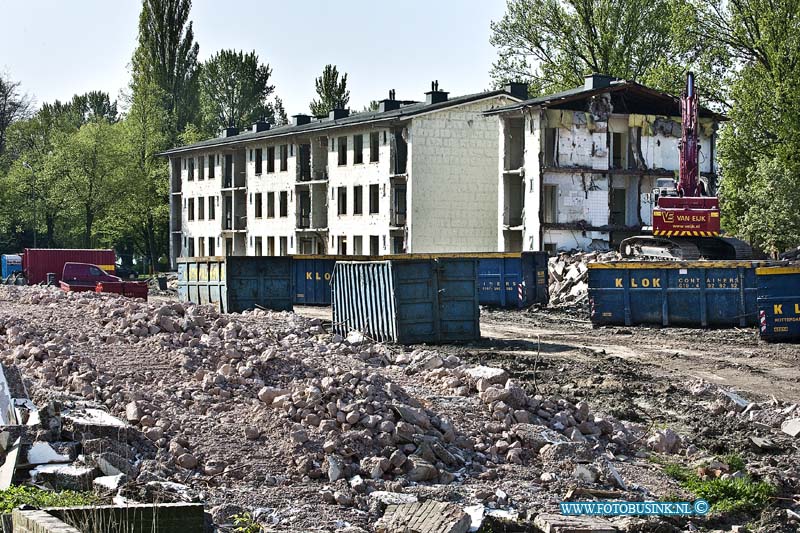 10042702.jpg - FOTOOPDRACHT:Dordrecht:27-04-2010:Het laatste stukje van de te slopen flats aan de Nassauweg te Dordrecht. De woningen zijn al geheel afgebroken aan de Charlotte de Bourbonstraat.Deze digitale foto blijft eigendom van FOTOPERSBURO BUSINK. Wij hanteren de voorwaarden van het N.V.F. en N.V.J. Gebruik van deze foto impliceert dat u bekend bent  en akkoord gaat met deze voorwaarden bij publicatie.EB/ETIENNE BUSINK