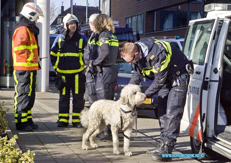 15040501.jpg - FOTOOPDRACHT:Zwijndrecht:05-04-2015:ZWIJNDRECHT - Bij een slaapkamerbrand is 1e paasdag in de ochtend van 05 april 2015 is een vrouw gewond geraakt in haar slaapkamer, toen haar rolstoel in brand raakte. De bewoners van de woning aan Tolhuis wisten zich in veiligheid te brengen. De hulp hond heeft alarm geslagen en werd door de politie meegenomen om later met zijn baasje te herenigd te worden.Deze digitale foto blijft eigendom van FOTOPERSBURO BUSINK. Wij hanteren de voorwaarden van het N.V.F. en N.V.J. Gebruik van deze foto impliceert dat u bekend bent  en akkoord gaat met deze voorwaarden bij publicatie.EB/ETIENNE BUSINK