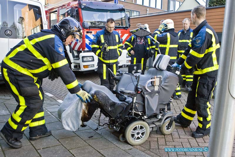 15040502.jpg - FOTOOPDRACHT:Zwijndrecht:05-04-2015:ZWIJNDRECHT - Bij een slaapkamerbrand is 1e paasdag in de ochtend van 05 april 2015 is een vrouw gewond geraakt in haar slaapkamer, toen haar rolstoel in brand raakte. De bewoners van de woning aan Tolhuis wisten zich in veiligheid te brengen. De hulp hond heeft alarm geslagen en werd door de politie meegenomen om later met zijn baasje te herenigd te worden.Deze digitale foto blijft eigendom van FOTOPERSBURO BUSINK. Wij hanteren de voorwaarden van het N.V.F. en N.V.J. Gebruik van deze foto impliceert dat u bekend bent  en akkoord gaat met deze voorwaarden bij publicatie.EB/ETIENNE BUSINK