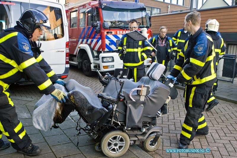 15040504.jpg - FOTOOPDRACHT:Zwijndrecht:05-04-2015:ZWIJNDRECHT - Bij een slaapkamerbrand is 1e paasdag in de ochtend van 05 april 2015 is een vrouw gewond geraakt in haar slaapkamer, toen haar rolstoel in brand raakte. De bewoners van de woning aan Tolhuis wisten zich in veiligheid te brengen. De hulp hond heeft alarm geslagen en werd door de politie meegenomen om later met zijn baasje te herenigd te worden.Deze digitale foto blijft eigendom van FOTOPERSBURO BUSINK. Wij hanteren de voorwaarden van het N.V.F. en N.V.J. Gebruik van deze foto impliceert dat u bekend bent  en akkoord gaat met deze voorwaarden bij publicatie.EB/ETIENNE BUSINK