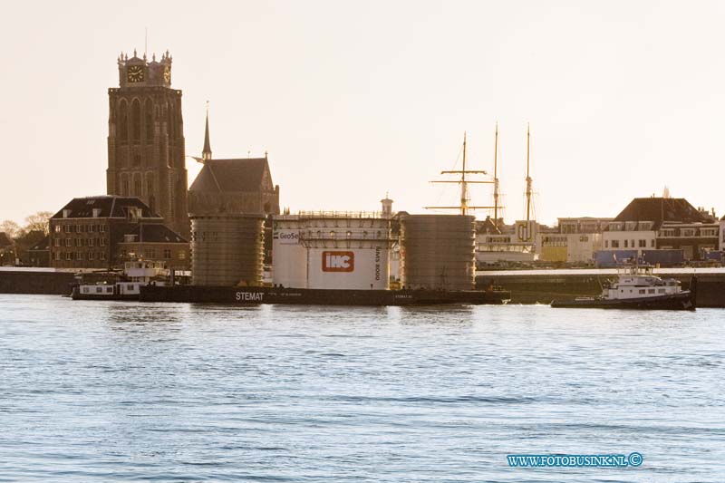 15040507.jpg - FOTOOPDRACHT:Dordrecht:05-04-2015:Transport over rivier de Oude maas ter hoogte van Dordrecht in het vroeg ochtend licht. IHC, grote kerk.Deze digitale foto blijft eigendom van FOTOPERSBURO BUSINK. Wij hanteren de voorwaarden van het N.V.F. en N.V.J. Gebruik van deze foto impliceert dat u bekend bent  en akkoord gaat met deze voorwaarden bij publicatie.EB/ETIENNE BUSINK