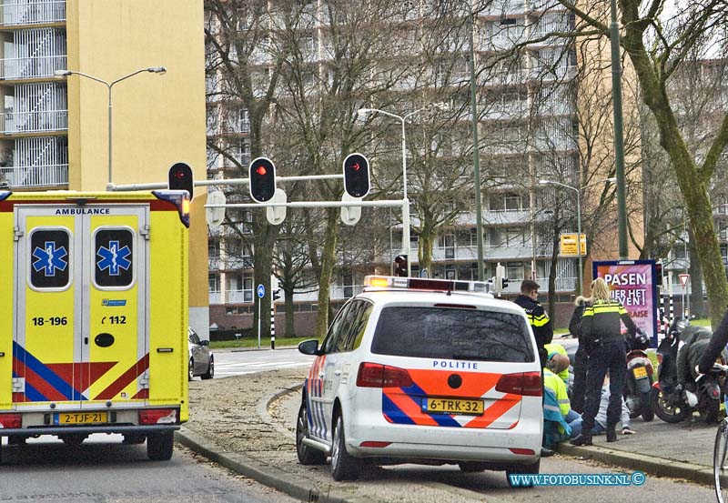 15040602.jpg - FOTOOPDRACHT:Dordrecht:06-04-2015:DORDRECHT - 2e paasdag maandag 06-april 2015 Bij een ongeval op de Galileilaan tussen verschillende bromfietsen is 1 persoon gewond geraakt aan zijn been, de ambulance nam de gewonde man mee naar het ziekenhuis voor onderzoek.Deze digitale foto blijft eigendom van FOTOPERSBURO BUSINK. Wij hanteren de voorwaarden van het N.V.F. en N.V.J. Gebruik van deze foto impliceert dat u bekend bent  en akkoord gaat met deze voorwaarden bij publicatie.EB/ETIENNE BUSINK