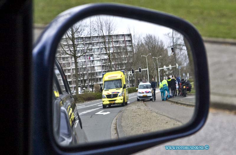 15040603.jpg - FOTOOPDRACHT:Dordrecht:06-04-2015:DORDRECHT - 2e paasdag maandag 06-april 2015 Bij een ongeval op de Galileilaan tussen verschillende bromfietsen is 1 persoon gewond geraakt aan zijn been, de ambulance nam de gewonde man mee naar het ziekenhuis voor onderzoek.Deze digitale foto blijft eigendom van FOTOPERSBURO BUSINK. Wij hanteren de voorwaarden van het N.V.F. en N.V.J. Gebruik van deze foto impliceert dat u bekend bent  en akkoord gaat met deze voorwaarden bij publicatie.EB/ETIENNE BUSINK