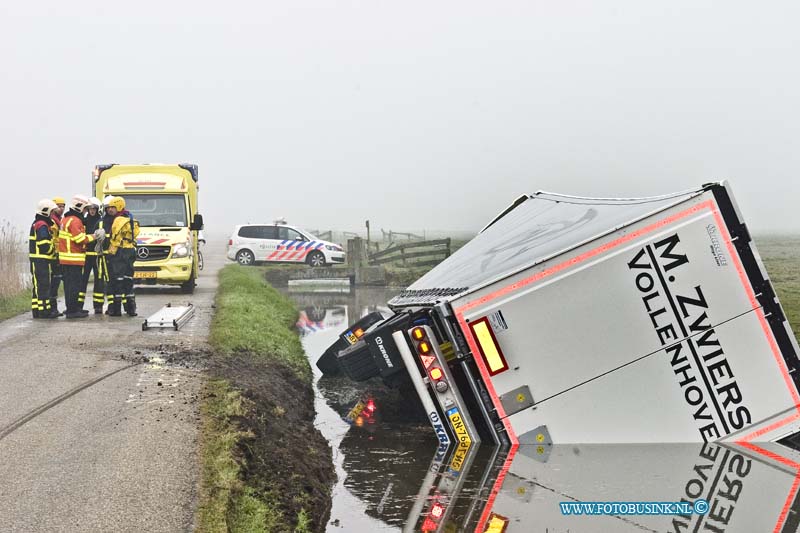 15040803.jpg - FOTOOPDRACHT:Strijen:08-04-2015:STRIJEN - Woensdagochtend 08- april 2015 is een vrachtagen kombinatie op de Waleweg in de sloot beland. De Brandweer en een Traumaheli en Amublance verleende eerste hulp aan de chauffeur, deze raakt slecht lichtgwond.Deze digitale foto blijft eigendom van FOTOPERSBURO BUSINK. Wij hanteren de voorwaarden van het N.V.F. en N.V.J. Gebruik van deze foto impliceert dat u bekend bent  en akkoord gaat met deze voorwaarden bij publicatie.EB/ETIENNE BUSINK