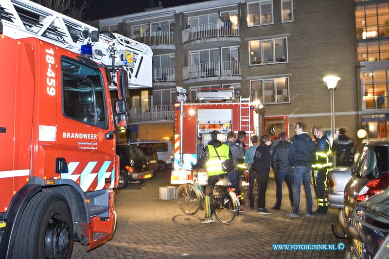 15040808.jpg - FOTOOPDRACHT:Zwijndrecht:08-04-2015:ZWIJNDRECHT - Woensdagavond 8 april 2015 is bij een brand in een woning aan de Oudeland een hoog bejaarde man gewond geraakt, toen er een pannetje op het vuur stond en vlam vatte, de brandweer en Ambulance en traumahelikopter rukte uit.Gelukkig viel d schade en de verwondingen van de man mee.Deze digitale foto blijft eigendom van FOTOPERSBURO BUSINK. Wij hanteren de voorwaarden van het N.V.F. en N.V.J. Gebruik van deze foto impliceert dat u bekend bent  en akkoord gaat met deze voorwaarden bij publicatie.EB/ETIENNE BUSINK
