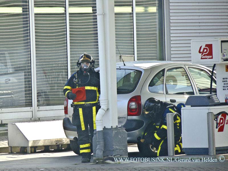 15040810.jpg - FOTOOPDRACHT:Zwijndrecht:08-04-2015:ZWIJNDRECHT - Woensdag namiddag 8 april 2015 Is bij het tanken van gas bj het tankstation iets mis gegaan op de Ringdijjk, er bleef gas ontsnappen uit de gastank aansluiting. De brandweer kreeg de aansluiting dicht en de bestuurder van de auto wacht op de ANWB. Het tankstation werdt een uur afgesloten en geevacueerd.Deze digitale foto blijft eigendom van FOTOPERSBURO BUSINK. Wij hanteren de voorwaarden van het N.V.F. en N.V.J. Gebruik van deze foto impliceert dat u bekend bent  en akkoord gaat met deze voorwaarden bij publicatie.EB/ETIENNE BUSINK