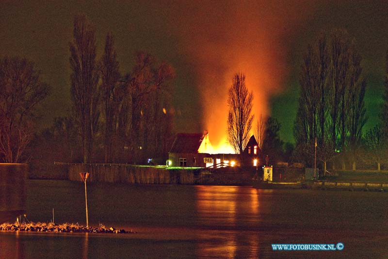 15040901.jpg - FOTOOPDRACHT:Dordrecht:09-04-2015:Donderdag avond 09-april 2015 is er in het Nationaal Park De Biesbosch een uitslaande brand geweest in een  deel van de Amalia Hoeve, 1 van de drie boerderijen die daar staan. De brandweer had grote moeite deze brand te blussen er zijn geen wegen heen en men moest over de rivier de Beneden Merwede met blusboten. Diverse brandweer korpsen bestreden deze brand.Deze digitale foto blijft eigendom van FOTOPERSBURO BUSINK. Wij hanteren de voorwaarden van het N.V.F. en N.V.J. Gebruik van deze foto impliceert dat u bekend bent  en akkoord gaat met deze voorwaarden bij publicatie.EB/ETIENNE BUSINK