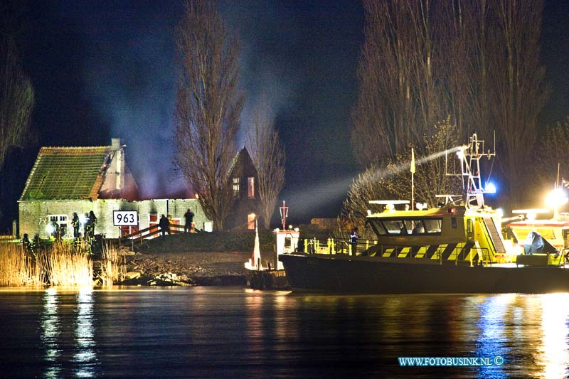 15040902.jpg - FOTOOPDRACHT:Dordrecht:09-04-2015:Donderdag avond 09-april 2015 is er in het Nationaal Park De Biesbosch een uitslaande brand geweest in een  deel van de Amalia Hoeve, 1 van de drie boerderijen die daar staan. De brandweer had grote moeite deze brand te blussen er zijn geen wegen heen en men moest over de rivier de Beneden Merwede met blusboten. Diverse brandweer korpsen bestreden deze brand.Deze digitale foto blijft eigendom van FOTOPERSBURO BUSINK. Wij hanteren de voorwaarden van het N.V.F. en N.V.J. Gebruik van deze foto impliceert dat u bekend bent  en akkoord gaat met deze voorwaarden bij publicatie.EB/ETIENNE BUSINK