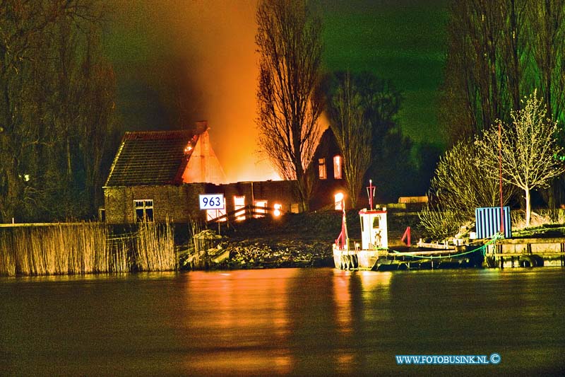 15040903.jpg - FOTOOPDRACHT:Dordrecht:09-04-2015:Donderdag avond 09-april 2015 is er in het Nationaal Park De Biesbosch een uitslaande brand geweest in een  deel van de Amalia Hoeve, 1 van de drie boerderijen die daar staan. De brandweer had grote moeite deze brand te blussen er zijn geen wegen heen en men moest over de rivier de Beneden Merwede met blusboten. Diverse brandweer korpsen bestreden deze brand.Deze digitale foto blijft eigendom van FOTOPERSBURO BUSINK. Wij hanteren de voorwaarden van het N.V.F. en N.V.J. Gebruik van deze foto impliceert dat u bekend bent  en akkoord gaat met deze voorwaarden bij publicatie.EB/ETIENNE BUSINK