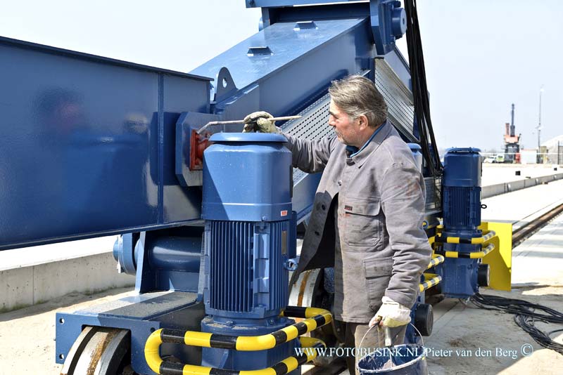 15040905.jpg - FOTOOPDRACHT:Alblasserdam:09-04-2015:ALBLASSERDAM- 09 april 2015 Op het bedrijventerrein Polder het Nieuwland, word de laatste hand gelegt aan het nieuwe container transferium. Met het bijzonder mooie weer wordt er vol op geschilderd en gestraald.Deze digitale foto blijft eigendom van FOTOPERSBURO BUSINK. Wij hanteren de voorwaarden van het N.V.F. en N.V.J. Gebruik van deze foto impliceert dat u bekend bent  en akkoord gaat met deze voorwaarden bij publicatie.EB/ETIENNE BUSINK