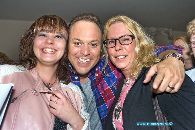 15041102.jpg - FOTOOPDRACHT:Dordrecht:11-04-2015:DORDRECHT - Na afloop van Frans Bauer Live in Concert X in het kunstmin ging hij met zijn trouwe fans nog op de foto.Deze digitale foto blijft eigendom van FOTOPERSBURO BUSINK. Wij hanteren de voorwaarden van het N.V.F. en N.V.J. Gebruik van deze foto impliceert dat u bekend bent  en akkoord gaat met deze voorwaarden bij publicatie.EB/ETIENNE BUSINK