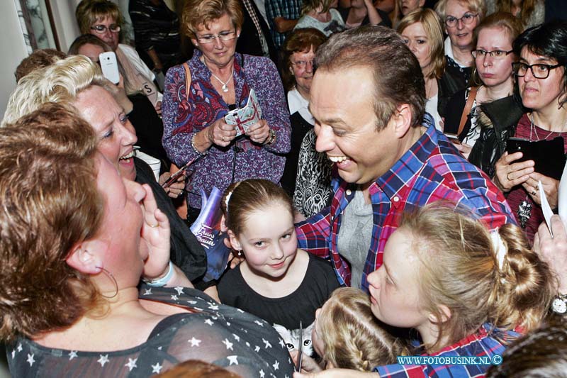 15041104.jpg - FOTOOPDRACHT:Dordrecht:11-04-2015:DORDRECHT - Na afloop van Frans Bauer Live in Concert X in het kunstmin ging hij met zijn trouwe fans nog op de foto.Deze digitale foto blijft eigendom van FOTOPERSBURO BUSINK. Wij hanteren de voorwaarden van het N.V.F. en N.V.J. Gebruik van deze foto impliceert dat u bekend bent  en akkoord gaat met deze voorwaarden bij publicatie.EB/ETIENNE BUSINK