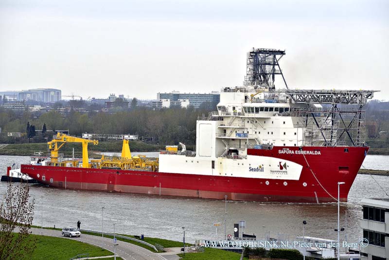 15041110.jpg - FOTOOPDRACHT:Alblasserdam:11-04-2015:ALBLASSERDAM - Zaterdag 11 april 2015 passeerde het nieuwbouw schip de Sapura Esmeralda via rivier de Noord. Het schip afkomstig van IHC Merwede in Sliedrecht was op weg naar Rotterdam.Deze digitale foto blijft eigendom van FOTOPERSBURO BUSINK. Wij hanteren de voorwaarden van het N.V.F. en N.V.J. Gebruik van deze foto impliceert dat u bekend bent  en akkoord gaat met deze voorwaarden bij publicatie.EB/ETIENNE BUSINK