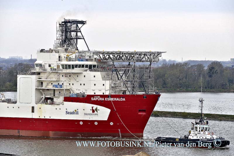 15041111.jpg - FOTOOPDRACHT:Alblasserdam:11-04-2015:ALBLASSERDAM - Zaterdag 11 april 2015 passeerde het nieuwbouw schip de Sapura Esmeralda via rivier de Noord. Het schip afkomstig van IHC Merwede in Sliedrecht was op weg naar Rotterdam.Deze digitale foto blijft eigendom van FOTOPERSBURO BUSINK. Wij hanteren de voorwaarden van het N.V.F. en N.V.J. Gebruik van deze foto impliceert dat u bekend bent  en akkoord gaat met deze voorwaarden bij publicatie.EB/ETIENNE BUSINK