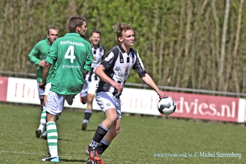 15041202.jpg - FOTOOPDRACHT:Dordrecht:12-04-2015:DORDRECHT - 12 April 2015 Dubbeldam tegen Bavel zondag derde klasse B. Sportpark Schenkeldijk.Deze digitale foto blijft eigendom van FOTOPERSBURO BUSINK. Wij hanteren de voorwaarden van het N.V.F. en N.V.J. Gebruik van deze foto impliceert dat u bekend bent  en akkoord gaat met deze voorwaarden bij publicatie.EB/ETIENNE BUSINK