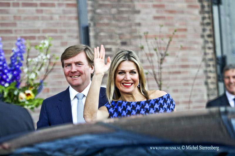 15041401.jpg - FOTOOPDRACHT:Dordrecht:14-04-2015:DORDRECHT  Zijne Majesteit Koning Willem-Alexander, Hare Majesteit Koningin Máxima en Hare Koninklijke Hoogheid Prinses Beatrix zijn vanavond, dinsdagavond 14 april 2015, aanwezig bij het Koningsdagconcert in Dordt. De koning, koningin en prinses arriveerden rond 19.30 uur bij het Energiehuis in Dordrecht.Deze digitale foto blijft eigendom van FOTOPERSBURO BUSINK. Wij hanteren de voorwaarden van het N.V.F. en N.V.J. Gebruik van deze foto impliceert dat u bekend bent  en akkoord gaat met deze voorwaarden bij publicatie.EB/ETIENNE BUSINK