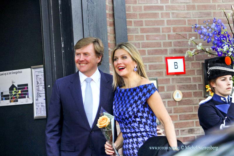 15041402.jpg - FOTOOPDRACHT:Dordrecht:14-04-2015:DORDRECHT  Zijne Majesteit Koning Willem-Alexander, Hare Majesteit Koningin Máxima en Hare Koninklijke Hoogheid Prinses Beatrix zijn vanavond, dinsdagavond 14 april 2015, aanwezig bij het Koningsdagconcert in Dordt. De koning, koningin en prinses arriveerden rond 19.30 uur bij het Energiehuis in Dordrecht.Deze digitale foto blijft eigendom van FOTOPERSBURO BUSINK. Wij hanteren de voorwaarden van het N.V.F. en N.V.J. Gebruik van deze foto impliceert dat u bekend bent  en akkoord gaat met deze voorwaarden bij publicatie.EB/ETIENNE BUSINK