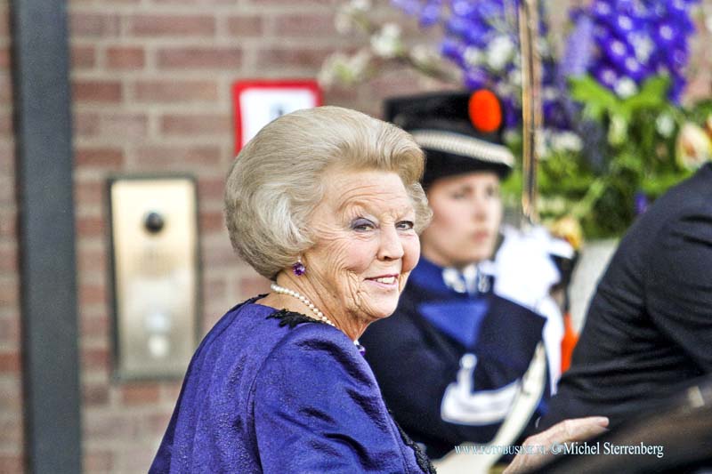 15041403.jpg - FOTOOPDRACHT:Dordrecht:14-04-2015:DORDRECHT  Zijne Majesteit Koning Willem-Alexander, Hare Majesteit Koningin Máxima en Hare Koninklijke Hoogheid Prinses Beatrix zijn vanavond, dinsdagavond 14 april 2015, aanwezig bij het Koningsdagconcert in Dordt. De koning, koningin en prinses arriveerden rond 19.30 uur bij het Energiehuis in Dordrecht.Deze digitale foto blijft eigendom van FOTOPERSBURO BUSINK. Wij hanteren de voorwaarden van het N.V.F. en N.V.J. Gebruik van deze foto impliceert dat u bekend bent  en akkoord gaat met deze voorwaarden bij publicatie.EB/ETIENNE BUSINK