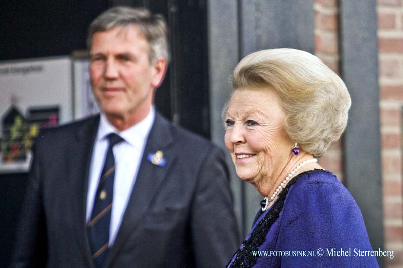 15041404.jpg - FOTOOPDRACHT:Dordrecht:14-04-2015:DORDRECHT  Zijne Majesteit Koning Willem-Alexander, Hare Majesteit Koningin Máxima en Hare Koninklijke Hoogheid Prinses Beatrix zijn vanavond, dinsdagavond 14 april 2015, aanwezig bij het Koningsdagconcert in Dordt. De koning, koningin en prinses arriveerden rond 19.30 uur bij het Energiehuis in Dordrecht.Deze digitale foto blijft eigendom van FOTOPERSBURO BUSINK. Wij hanteren de voorwaarden van het N.V.F. en N.V.J. Gebruik van deze foto impliceert dat u bekend bent  en akkoord gaat met deze voorwaarden bij publicatie.EB/ETIENNE BUSINK