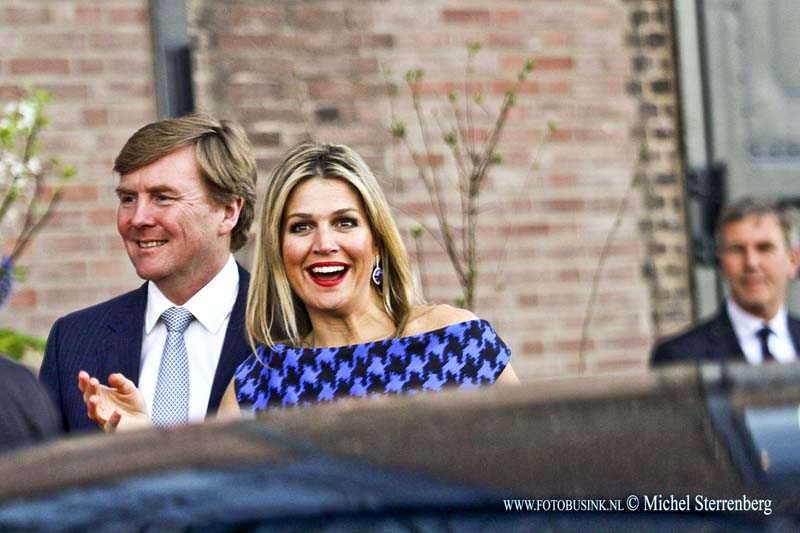 15041405.jpg - FOTOOPDRACHT:Dordrecht:14-04-2015:DORDRECHT  Zijne Majesteit Koning Willem-Alexander, Hare Majesteit Koningin Máxima en Hare Koninklijke Hoogheid Prinses Beatrix zijn vanavond, dinsdagavond 14 april 2015, aanwezig bij het Koningsdagconcert in Dordt. De koning, koningin en prinses arriveerden rond 19.30 uur bij het Energiehuis in Dordrecht.Deze digitale foto blijft eigendom van FOTOPERSBURO BUSINK. Wij hanteren de voorwaarden van het N.V.F. en N.V.J. Gebruik van deze foto impliceert dat u bekend bent  en akkoord gaat met deze voorwaarden bij publicatie.EB/ETIENNE BUSINK